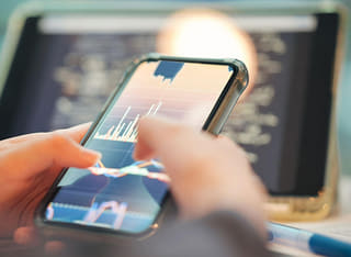 Investisseur examinant le processus transparent de retrait et de transfert de fonds